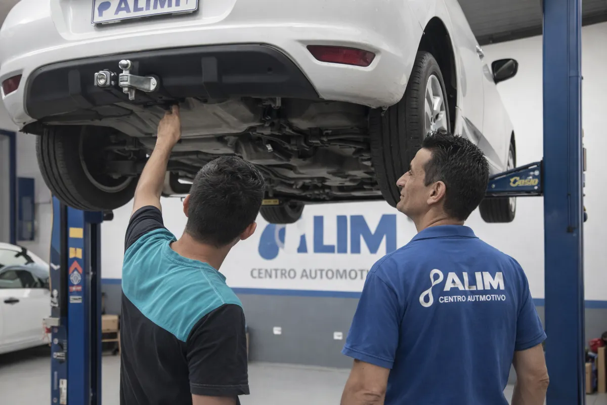 Revisão completa do carro sendo feita em oficina mecânica em Betim