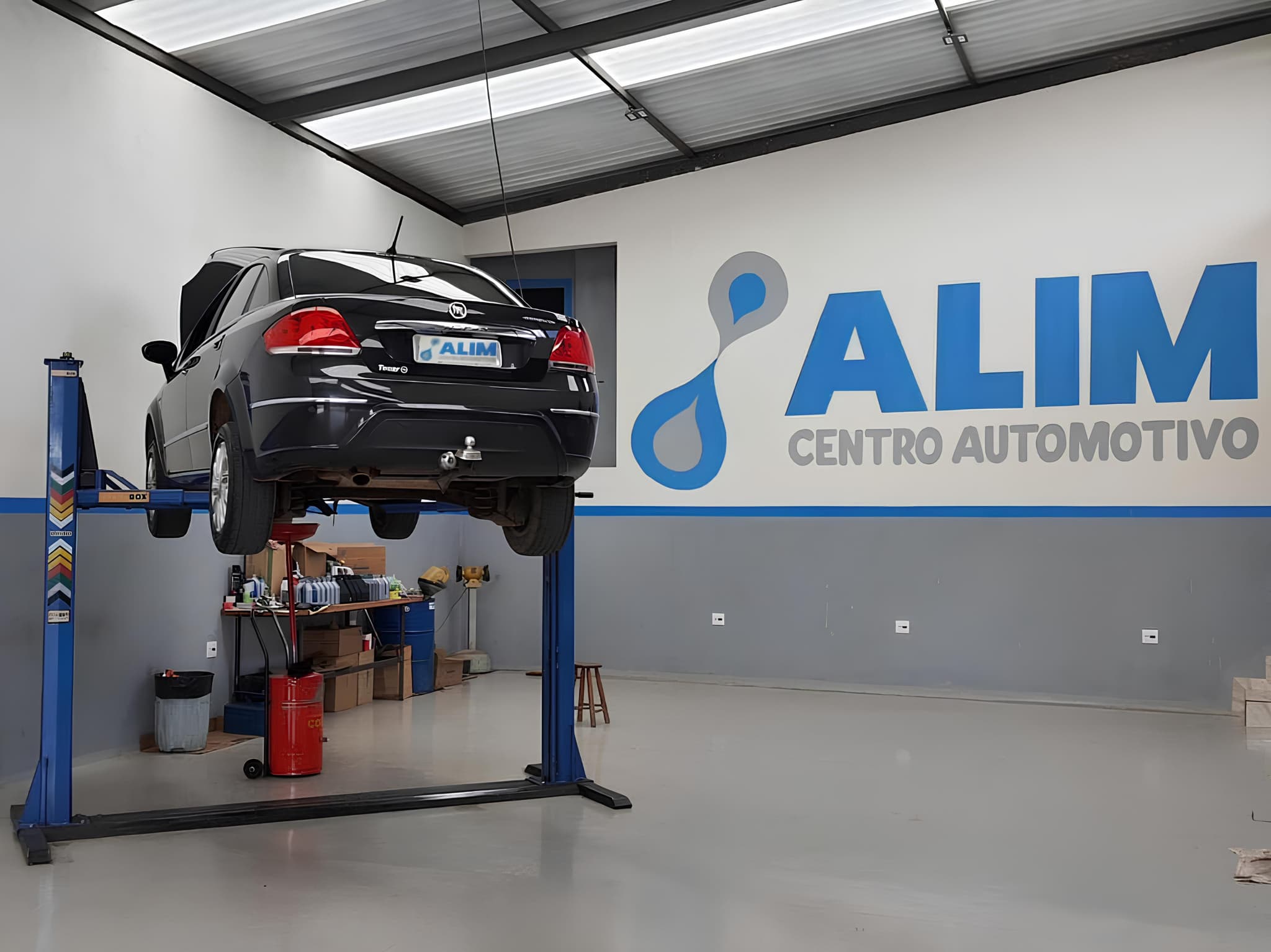 Vista interna da oficina mecânica Alim Centro Automotivo em Betim - Equipamentos modernos e profissionais qualificados